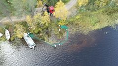 Niittojätteen nuottausta Hyrynsalmen Syväjärvellä. (kuva: Katja Vainionpää)