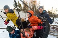 Jaakko Sahimaa työssä Vantaan kaupungin päiväkodissa. Kuva: Duunitori / Niko Raappana