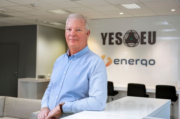 Enerqo Oy:n myyntipäällikkö Mikko Summala yrityksen uusissa toimitiloissa Vantaan Aviapoliksessa.