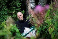 Yliopistonlehtori Atte Komonen tuntee hyönteiset ja muut selkärangattomat eläimet. Hän on mukana Jyväskylän yliopiston kesäasiantuntijoiden listalla. Kuva: Jyväskylän yliopisto