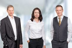 Etlan tutkijat Mika Pajarinen (vas.) ja Natalia Kuosmanen sekä tutkimusjohtaja Jyrki Ali-Yrkkö.
