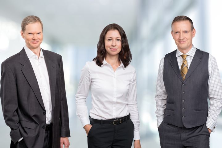 Etlan tutkijat Mika Pajarinen (vas.) ja Natalia Kuosmanen sekä tutkimusjohtaja Jyrki Ali-Yrkkö.
