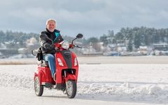 Skand Oy haluaa edistää ikäihmisten aktiivisuutta talvellakin tiedottamisella ja sähkömopoilla.