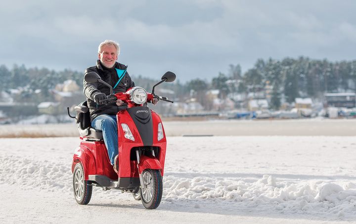 Skand Oy haluaa edistää ikäihmisten aktiivisuutta talvellakin tiedottamisella ja sähkömopoilla.