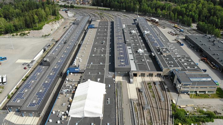 Metrovarikon aurinkovoimala otettiin käyttöön aurinkoisessa säässä 18.6.2019. Kuva: Lasse Rosenholm/HKL
