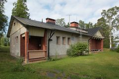 Isosaaren saunarakennuksessa on kaksi saunaa, joista entinen suuri miehistösauna, Haapala, on
yleisösaunakäytössä. Sauna on valmistunut 1940-luvulla ja sen on suunnitellut arkkitehti Jonas
Cedercreutz.