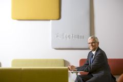 Esko Tusa on tutkinut 1980-luvulta alkaen betonoinnille vaihtoehtoista tapaa radioaktiivisen veden käsittelylle. (Kuva: Jari Härkönen)