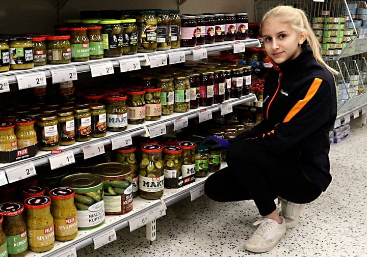 Fanny Mäkitalo sai kesätöitä 4H:n kautta K-Supermarket Orivedestä.
