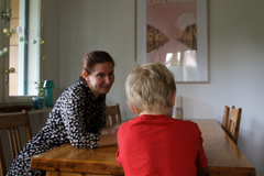 Iina Muukkonen med familj hittade en lämplig bostad för sin livssituation och sina behov bland bostadsrättsbostäderna. Bild: Sarianne Manninen