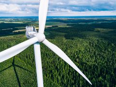Ilmakuva tuulimyllystä suomalaisessa metsämaisemassa. Kuva: iStock.