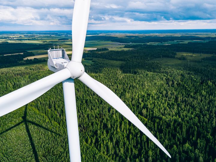 Ilmakuva tuulimyllystä suomalaisessa metsämaisemassa. Kuva: iStock.