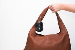 Paikannusteknologiaa kehittävä Yepzon Oy sekä korkealuokkaisia asusteita valmistava LUMI Accessories Oy ovat yhdistäneet voimansa tuodakseen muodin teknologiaan.