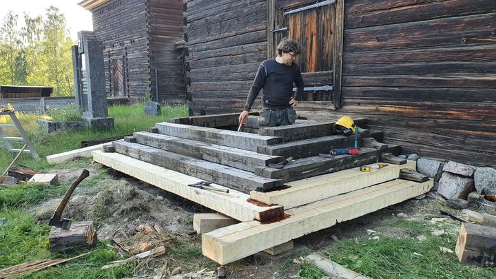 Jalmari Laihinen korjasi Petäjänveden vanhan kirkon portaita kesällä 2022. Kuva: Perinnerakentaja Leo Lönnroth