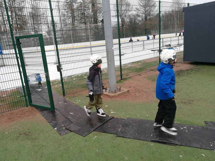 Laajasalon upouudessa tekojääkaukalossa on riittänyt luistijoita heti avaamisen jälkeen. Kuva: Helsingin kaupunki