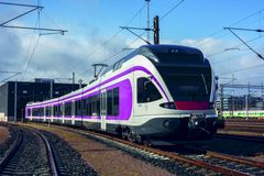 Violetit lähijunat rullaavat kiskoille keskiviikkona 27.4. Kuvaaja Lauri Eriksson, HSL
