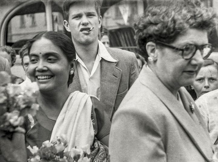 Jörn Donner på fredskonferens för unga, Sri Lanka, Colombo 1957. Okänd fotograf/Donner Productions.