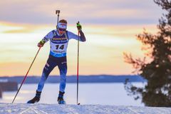 Aurinkoisen sään myötä maailmalle levisi näyttäviä auringonlaskukuvia. Kuvassa Tero Seppälä miesten pikakilpailussa. Kuva: IBU/Manzoni