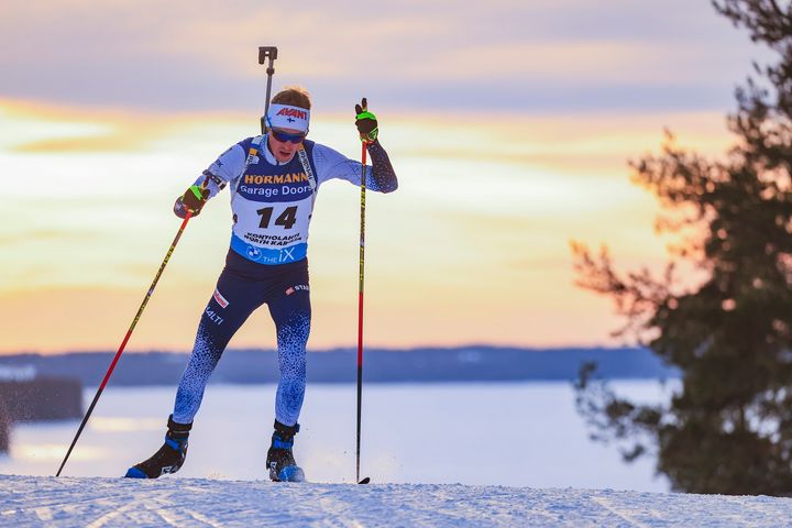 Aurinkoisen sään myötä maailmalle levisi näyttäviä auringonlaskukuvia. Kuvassa Tero Seppälä miesten pikakilpailussa. Kuva: IBU/Manzoni