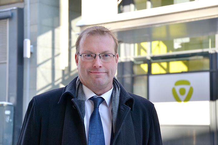 Juha Sandberg kuvattiin Pirkanmaan TE-toimiston edustalla. Kuva: Pirkanmaan ELY-keskus / Tiina Tanni.