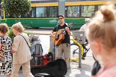 Suomen Katusoittokeisari Juha-Pekka Tapani Heikkinen osallistui Rock kuuluu kaduille -tempaukseen ja esitti muun rockin ohella myös Enter Sandmanin – yleisön pyynnöstä useampaan otteeseen. Kuva: Pekka Mustonen