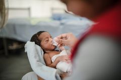 En baby som bara är en dag gammal matas på Röda Korsets fältsjukhus i Bangladesh. Då mamman kom för att föda till sjukhuset visste hon inte att hon väntade tvillingar. Bild: Saara Mansikkamäki / Finlands Röda Kors