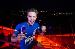 Ylivoimainen voittaja Erik Resell ylitettyään maaliviivan. Kuvaaja: Victor Engström / Red Bull Content Pool.