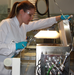 Jatko-opiskelija työskentelemässä ALD-laboratoriossa. Kuva: Maarit Karppinen / Aalto-yliopisto