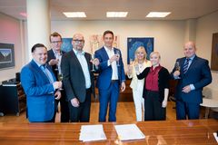 CAP-Groupin Tapio Paasimaa (vas.), Timo Leivo, Pasi Paakkari ja Pekka Kari sekä Elon Silja Bjondahl, Asko Schreytä edustava Mija Schrey ja LähiTapiolan Juha Malm kilistivät laseja keskiviikkona allekirjoitetun osakekaupan kunniaksi. KUVAAJA: Jussi Helttunen