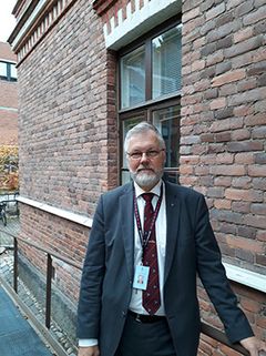 Janne Vilkuna Educa-rakennus taustallaan, kuvaaja Tarja Pääjoki