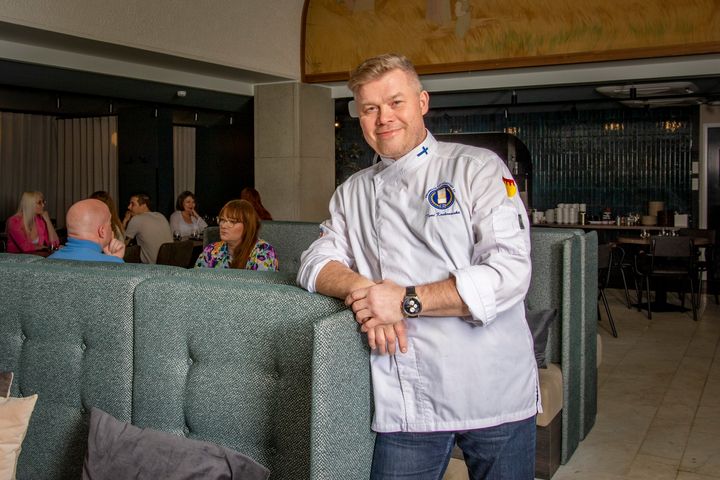 Ravintola Mintin tuore keittiömestari Tomi Koskenniska on tullut tamperelaisille tutuksi esimerkiksi Hotelli Ilveksen, Hotelli Ramadan ja omaa nimeään kantaneen Tom & Crillin keittiöistä. Kuva: Sanna Voimanen