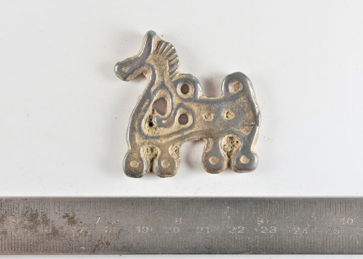 Ristiretkiaikainen hevosriipus löytyi Porista. Hopeanhohtoisesta metalliseoksesta tehdyn riipuksen löysi metallinetsijä helmikuussa 2020. Kuva: Arkeologiset kokoelmat, Museovirasto.