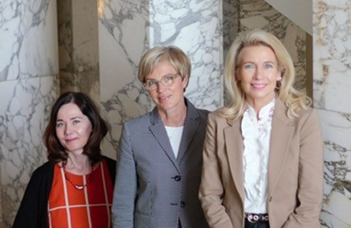 Hanna-Leena Mattila (kesk.), Veronica Rehn-Kivi (r.) ja Pia Kauma (kok.).