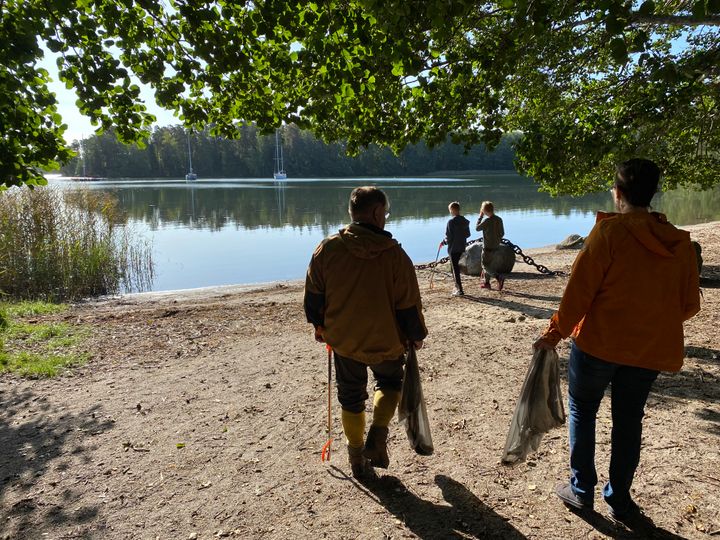 Pormestari Juhana Vartiainen osallistui torstaina 7. syyskuuta Merilahden koululaisten roskienkeruutapahtumaan Itämeren hyväksi. (Kuva: Helsingin kaupunki)