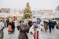 Tallinnan Raatihuoneen torin satumaisilla joulumarkkinoilla löytyy monenlaista lahjaideaa ja tuliaista: hurmaavia herkkuja, kauniita koristeita, käsitöitä ja leluja. Jättimäisen kuusen juurelle voi myös tulla vain tunnelmoimaan ja siemailemaan kuumaa glögiä tai kaakaota.
