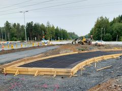 Kreaten työmaalla on meneillään kaukalotukimuurin muotin raudoitus. Aasiansilta yhdistyy kaukalotukimuuriin tehden yli 90 asteen mutkan, joten silta tulee olemaan S-kirjaimen muotoinen. Kuva: Kreate Oy