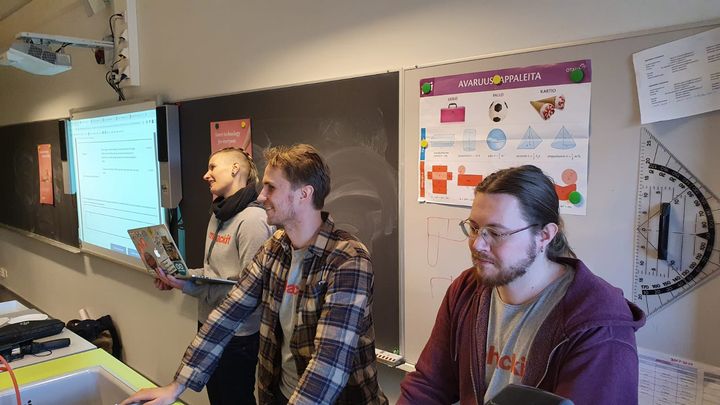 Useat Espoon perusopetuksen koulut ja lukiot perehtyvät tänä keväänä ohjelmoinnin saloihin. Digikokeilua kaupungin kanssa toteuttavat Mehackit Oy:stä mm. Sanna Reponen (vas.), Mikko Eloholma ja Antti Suomalainen. (Kuva: Alf Wallenius/Espoon kaupunki)