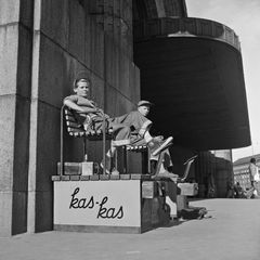 Skoputsarpojkar framför järnvägsstationen under Helsingfors olympiska spel, 1952. Bild: Volker von Bonin / Helsingfors stadsmuseum