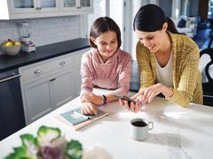 Uudella Fitbit-perhetilillä vanhemmat voivat valvoa lastensa yhteyksiä Fitbit®-sovelluksessa, varmistaa lastensa Fitbit-käytön yksityisyyden sekä pysyä ajan tasalla heidän aktiivisuudestaan.