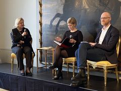 SNS konjunkturrådsrapport presenterades på Sveriges ambassad i Helsingfors idag. Från vänster: Hanaholmens VD Gunvor Kronman, Danske Banks forskningschef Heidi Schauman och professor Peter Fredriksson.