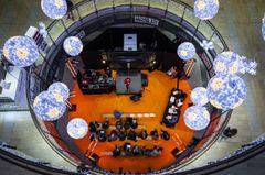 Helsingin startup-toiminnan näkyvin osa on Slush, joka on Euroopan suurin vuosittainen startup-tapahtuma. Kuva on Slushin pop up –tapahtumasta Kampin kauppakeskuksesta. Kuva: Veeti Hautanen
