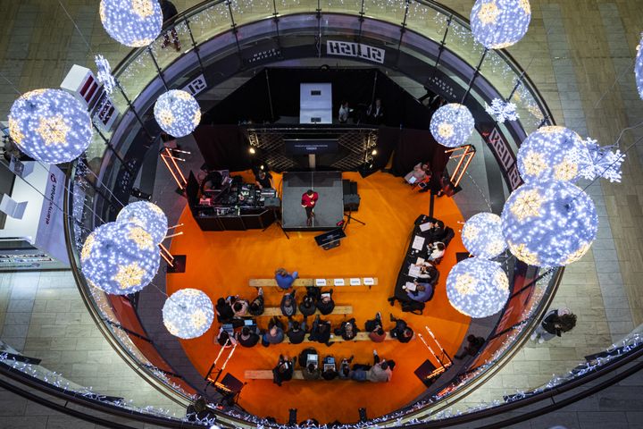 Helsingin startup-toiminnan näkyvin osa on Slush, joka on Euroopan suurin vuosittainen startup-tapahtuma. Kuva on Slushin pop up –tapahtumasta Kampin kauppakeskuksesta. Kuva: Veeti Hautanen