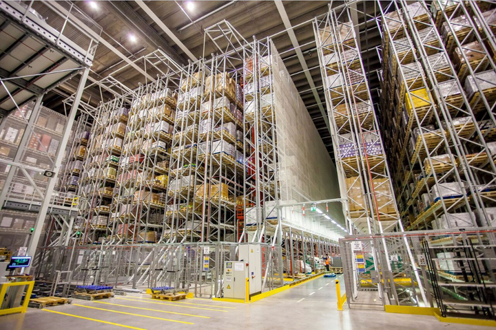 Sipoon isojen logistiikkakeskusten kautta kulkee vuosittain 2,5 miljardia tuotetta. (Kuva: Tuukka Mielonen/SOK)