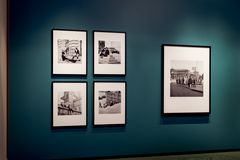 Vy från utställningen "En blick på Helsingfors - Volker von Bonins fotografier" i Villa Hagasund . Bild: Maija Astikainen / Helsingfors stadsmuseum.