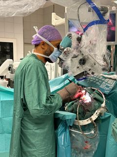 Miikka Korja operating. Photo: HUS