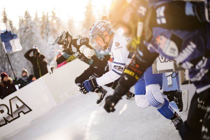 Paavo Klintrup, Michael Urban ja Juho Oinonen lähtötilanteessa Laajavuoren kisassa 2018. Kuvacredit: Red Bull Content Pool