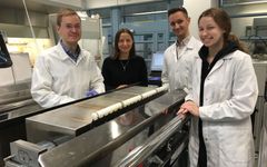 Uusia materiaaleja valmistetaan ALD-reaktorissa. Kuvassa tutkimusryhmän jäsenet Georgi Popov (vas.), Marianna Kemell, Alexander Weiss ja Mariia Terletskaia. (Image: Riitta-Leena Inki)