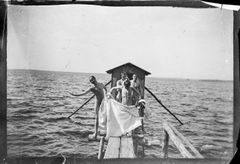 Simberg-släkten vid Selkärantas badhus, 1904. Finlands Nationalgalleri / Arkivsamlingarna. Foto: Hugo Simberg.