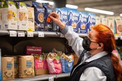 "Hävikkituotteet kiinnostavat kaikkia asiakasryhmiä ja monelle punalaputetun ostaminen on myös ekoteko”, vahvistaa marketpäällikkö Nina Mustonen S-market Vallilasta.