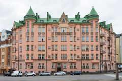 Lined by tall brick buildings, Karhupuisto park in Kallio stood
out from its surroundings, which at the beginning of the 1900s were dominated by wooden
low-rise housing. The oldest of the new houses
is Ihantola, at Viides linja 18, designed by
master builder O. E. Koskinen and built by a
housing company owned by workers. Photo: Matti Similä.