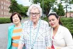 Viola-kodin asukkaat Hilkka Kurikka, 89 v, ja Eeva Wiss, 96 v, ulkoilemassa yhdessä opiskelija Gina Itolin kanssa Tampereen keskustassa tiistaina 26.6.